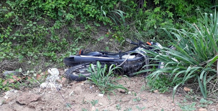 A motocicleta desceu o narranco provocando a morte do carona