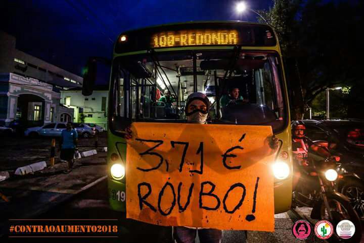 Estudantes fazem manifestação contra o aumento da tarifa de ônibus