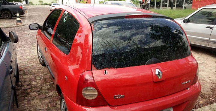 No Renault Clio, as marcas dos tiros disparados pelos policiais militares