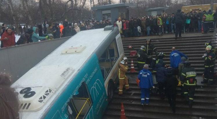O ônibus invadiu a escada do metrô e matou quatro pessoas