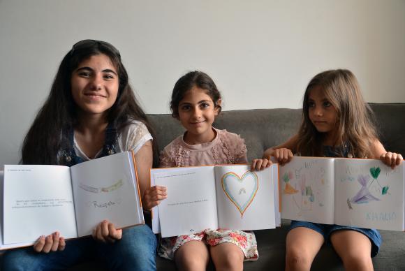 Projeto lança livro de crianças refugiadas no Brasil. Entre as autoras estão as irmãs sírias Shahad Al Saiddaoud, Yasmin Al Saiddaoud, e Razan Al Said