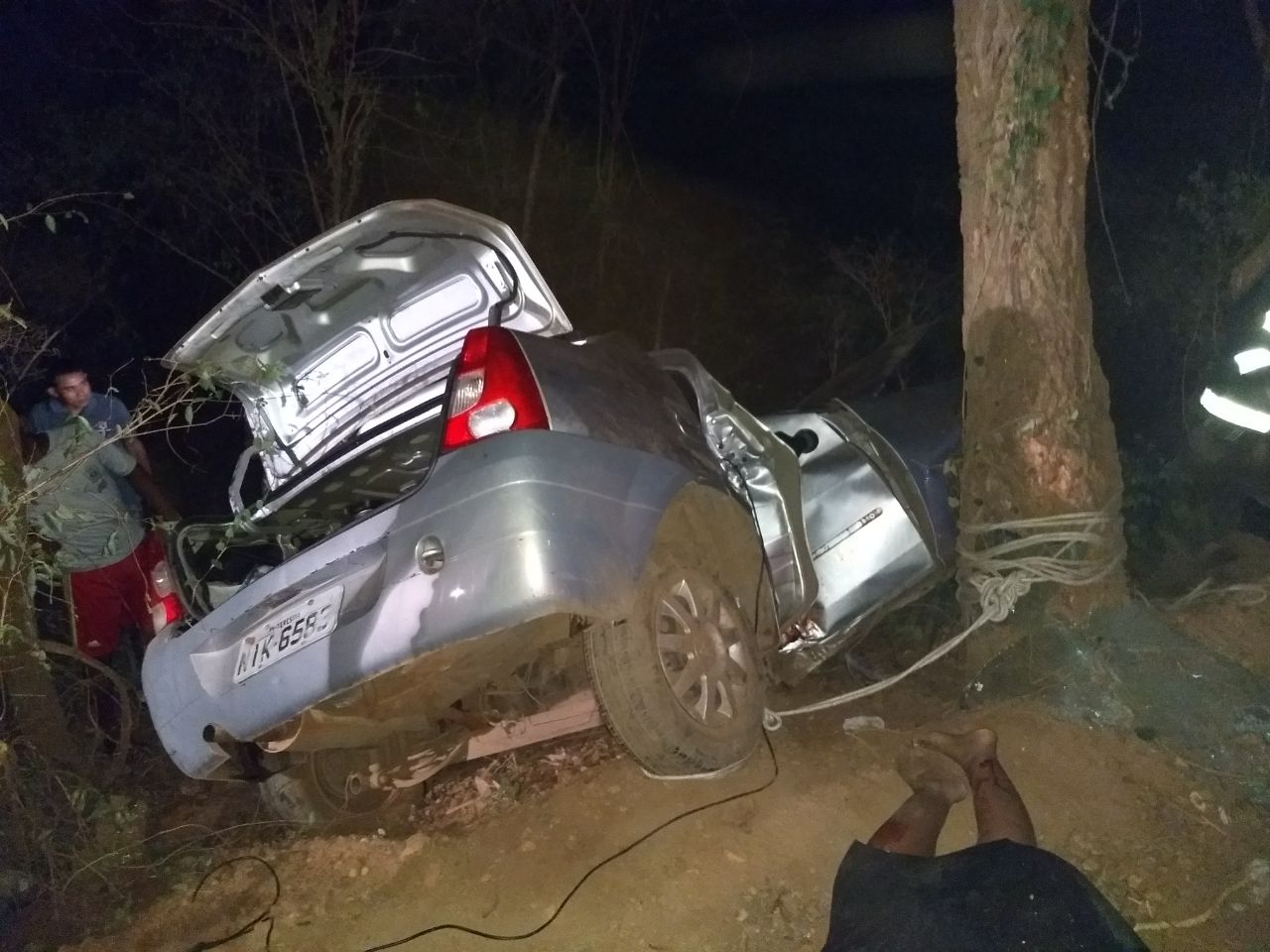 Veículo do casal colidiu contra a árvore
