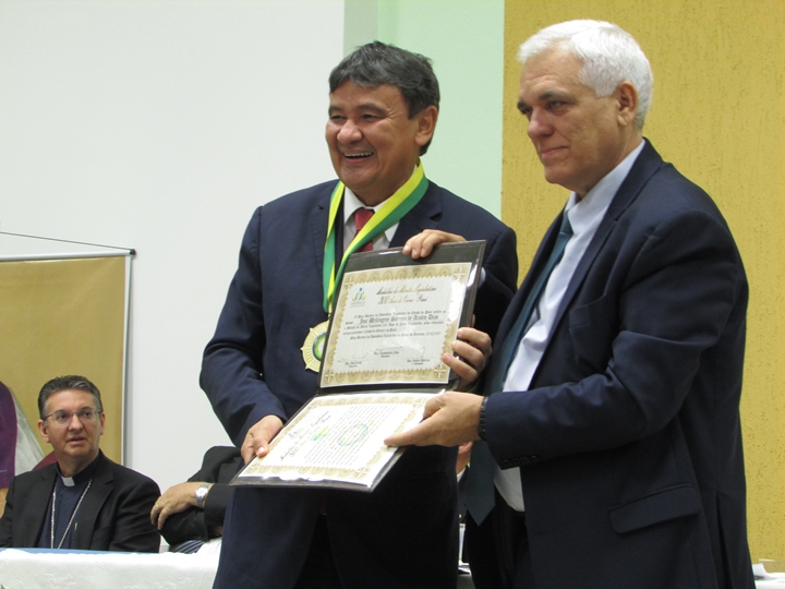Wellington Dias recebeu a Medalçha do Mérito Legisltivo da s mãos do presidente Themístocles Filho