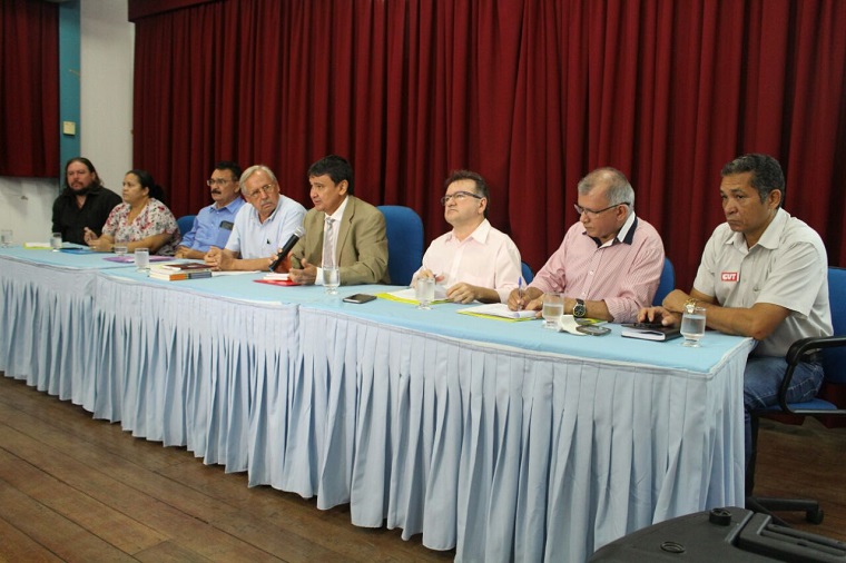 A mesa de honra na aula do professor Dowbor no Piauí