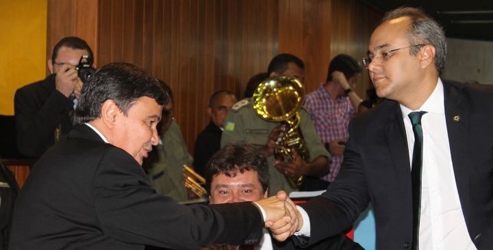 Governador WellingtoN Dias (PT) cumprimenta o deputado Firmino Paulo (PSDB)