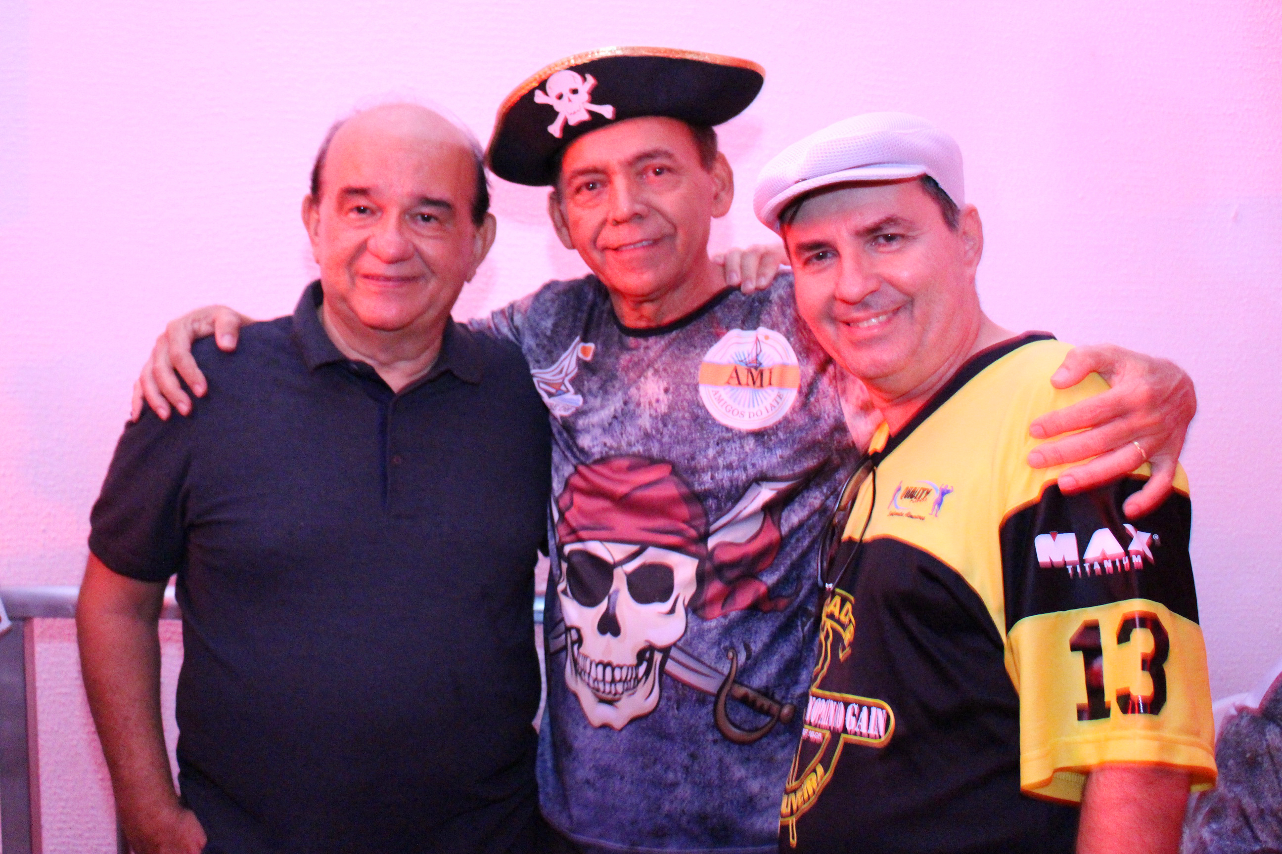 O Diretor Tesoureiro Gilson Vasconcelos, Comodoro Lourival Lobo e Vice-Comodoro Ernesto Baptista marcaram presença no Baile do Pirata no último sábado