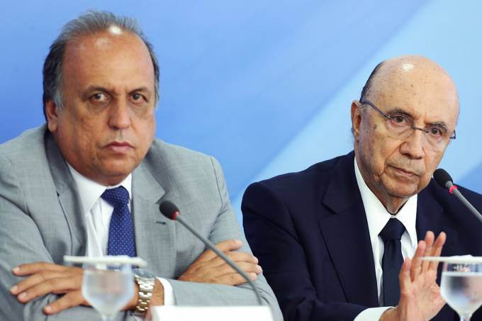 O governador do Rio,  Luiz Fernando Pezão, e o ministro da Fazenda, Henrique Meirelles, após assinatura do acordo