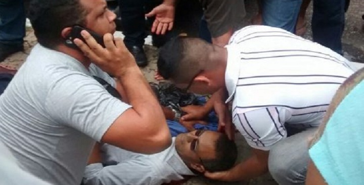 Cabo-PM recebe socorro após ser baleado no peito