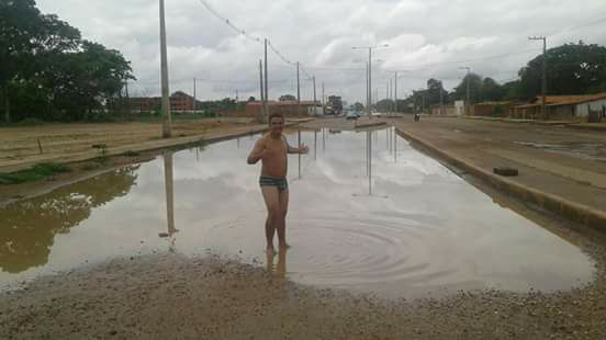 Morador protesta contra a paralisação da obra