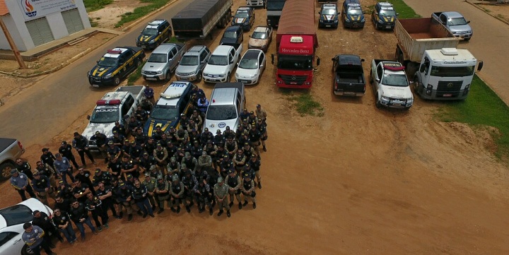 Policiais que particiaram da operação e veículos apreendidos