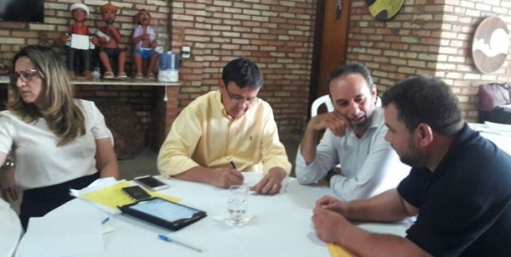 Prefeito Jorismar Rocha, com o governador Wellington Dias e a secretária de Educação, Rejane Dias