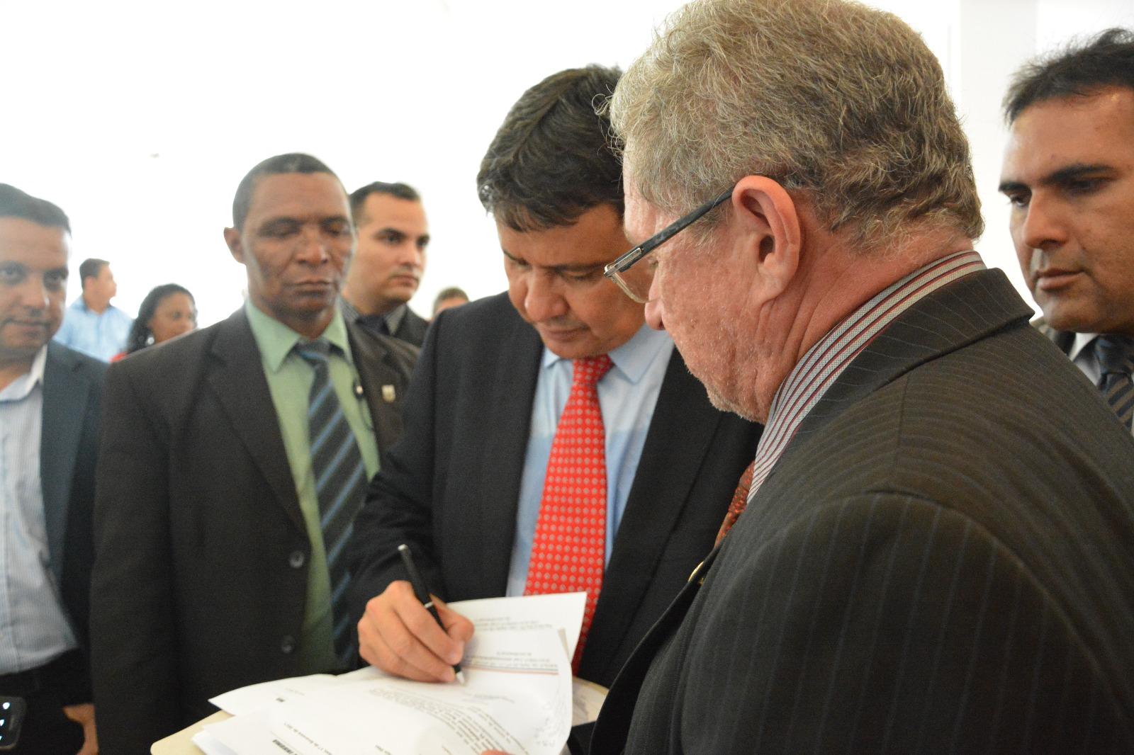 Wellington Dias autorizou a execução de obras da rede de energia elétrica e pavimentação em Inhuma