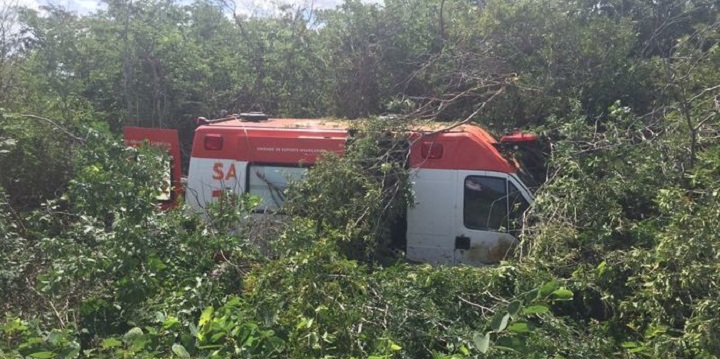 A ambulância do Samu foi parar no meio do mato