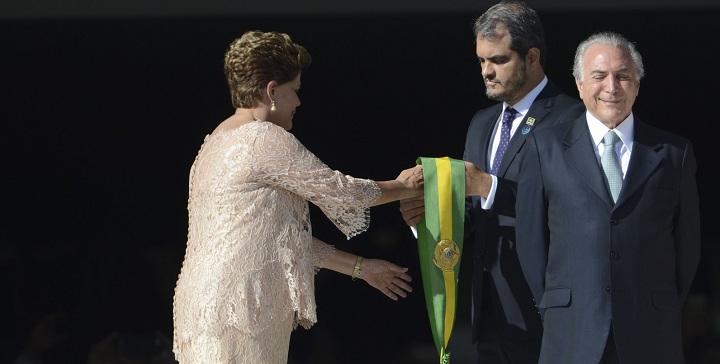 A presidente Dilma Rousseff recebe a faixa presidencial ao lado de Michel Temer