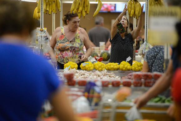 Alimentos continuam a pressionar e inflação sobe 0,24% em agosto