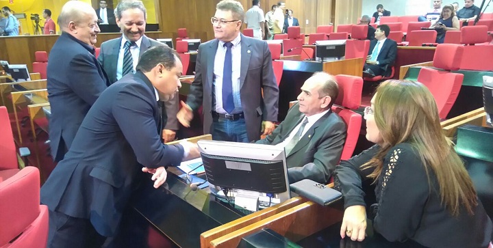 Deputados conversam com Marcelo castro no plenário da Assembleia Legislativa