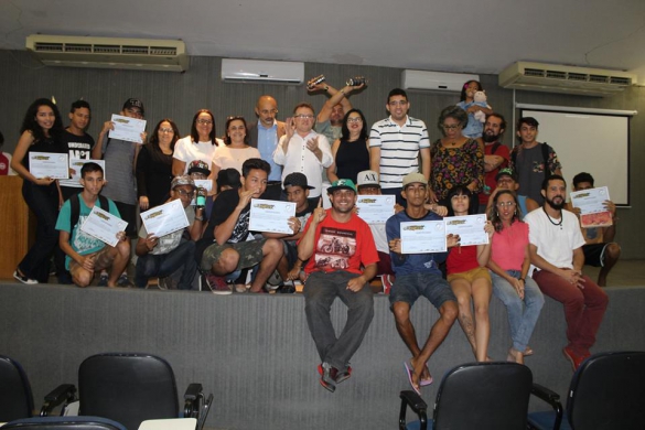 Eduardo Alemão (centro) e equipe do governo do estado com estudantes durante cerimônia de entrega dos certificados de oficina de grafite