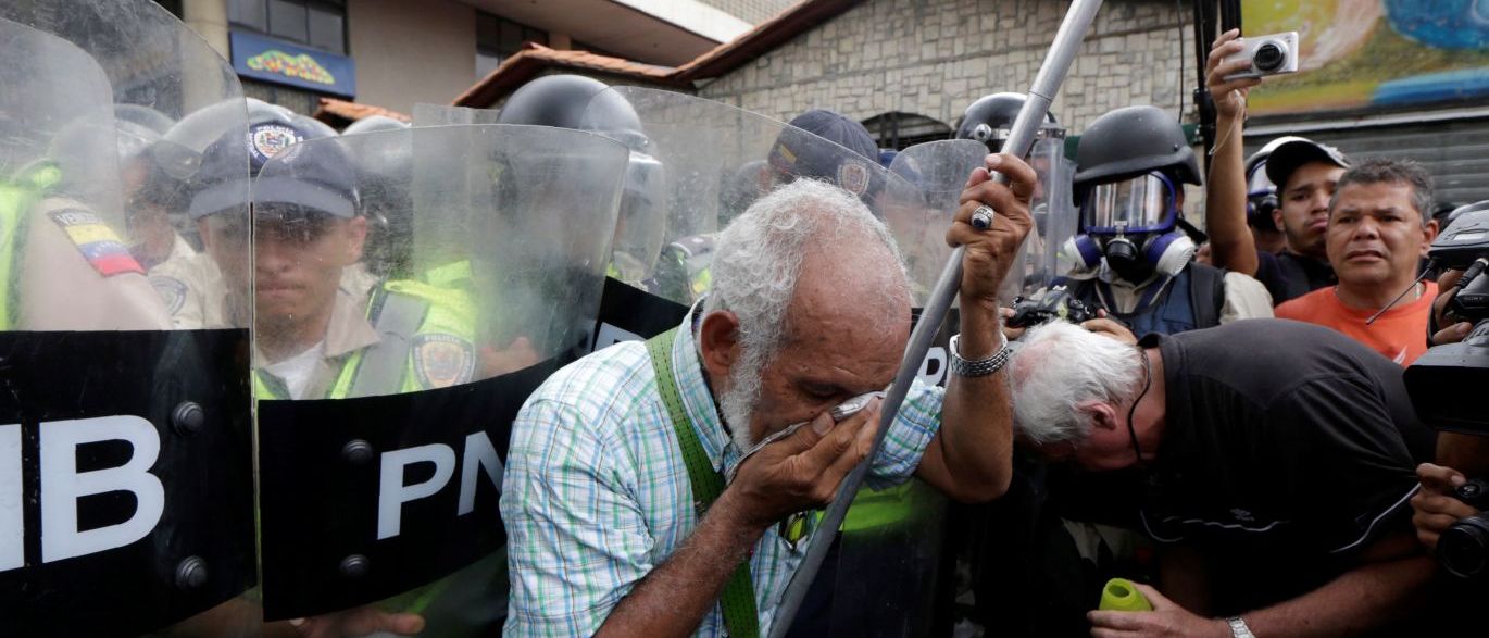 Aposentados entram em confronto com polícia na Venezuela
