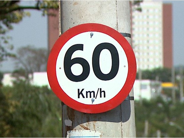Atualmente o limite permitido é de 70km/h e passa agora para 60km/h