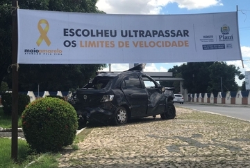 Exposição de carros batidos em pontos estratégicos de Teresina