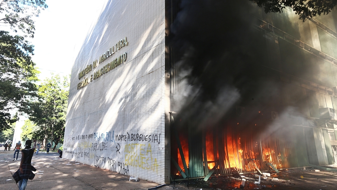 Ministério da Agricultura foi incendiado por vândalos em Brasília