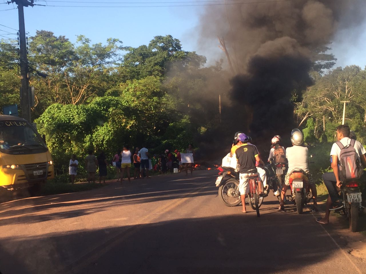 Moradores ateiam fogo em pneus