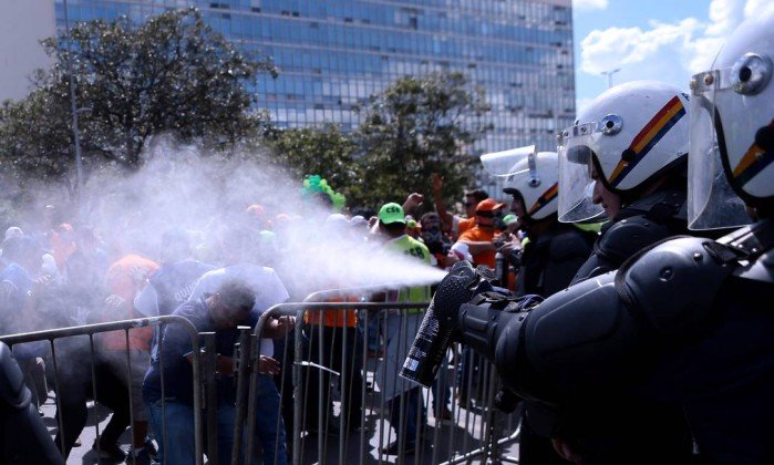 Protesto acabou em confronto entre manifestantes e policias, na Esplanada dos Ministérios em Brasília