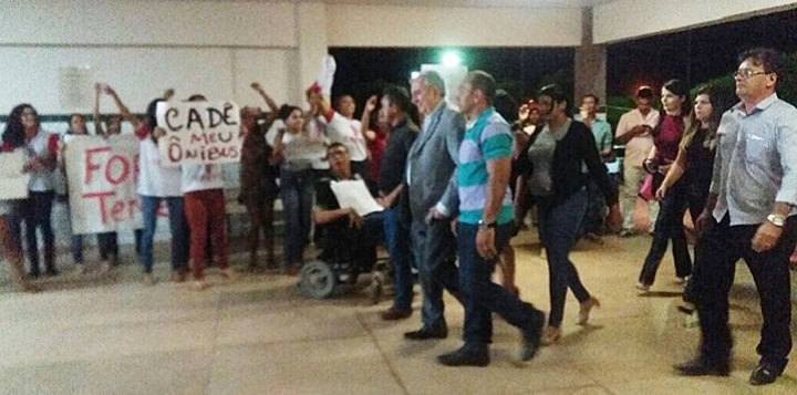 Protestos na chegada de João Henrique ao IFPI