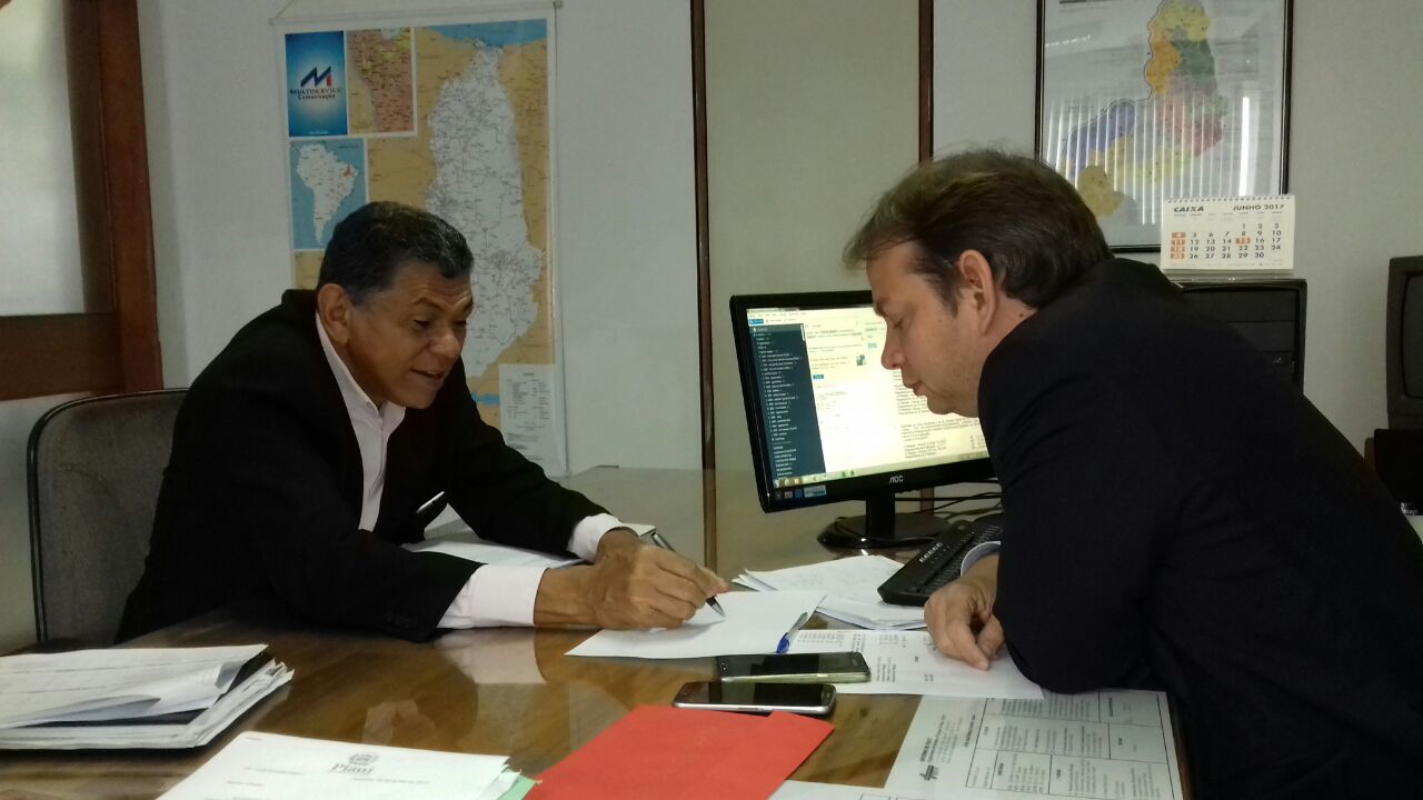 Deputado João de Deus se reúne com diretor do DER, Castro Neto, para tratar de estradas