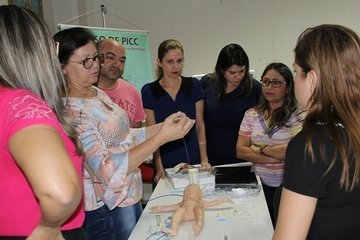 Enfermeiros participam de capacitação sobre PICC