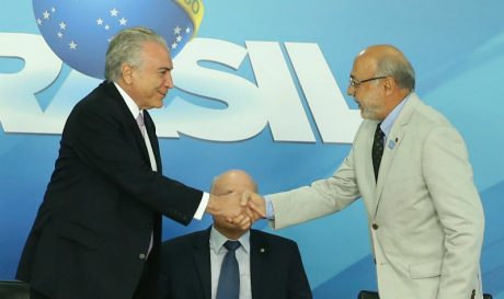 Michel Temer cumprimenta  João Batista de Andrade
