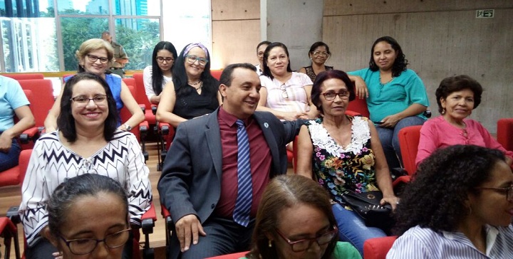 Reitor Nouga Cardoso acompanha a votação com os servidores da UESPI