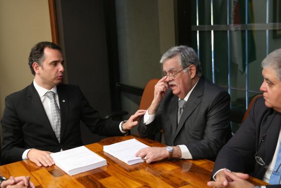 O advogado Antônio Cláudio Mariz (D) entrega a defesa do presidente Michel Temer ao presidente da CCJ da Câmara,  Rodrigo  Pacheco