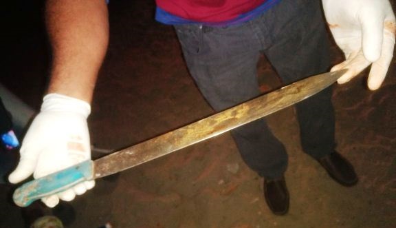O facão foi achado próximo ao cadáver da vítima