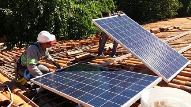 Projeto de placas fotovoltaicas visa diminuir gastos com a energia