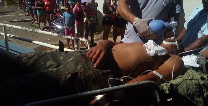 Soildado do Exército chega ao Hospital Leonidas Melo, em Barras