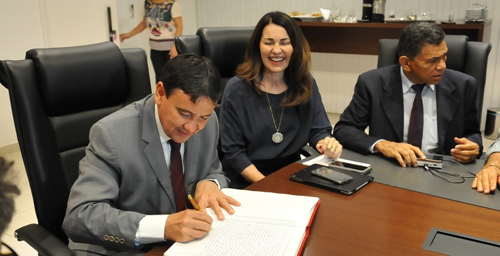 Wellington Dias assina a transmissão do cargo de governador