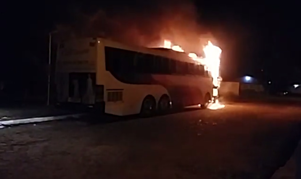 Dois ônibus de turismo foram incendiados em Teresina