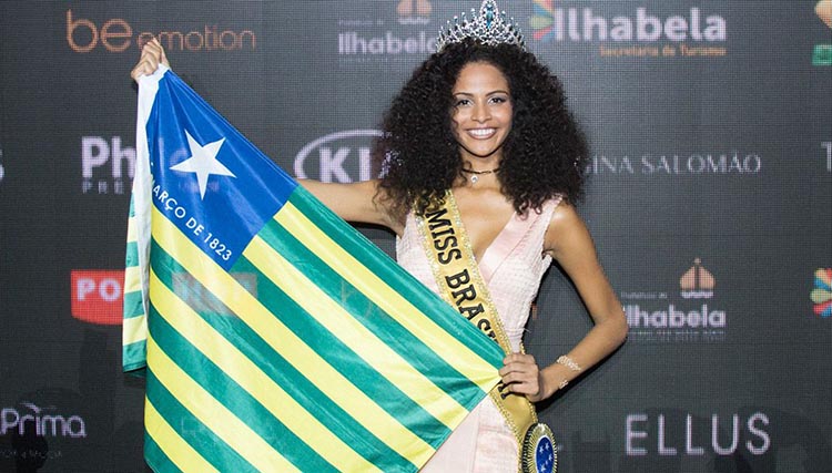 Miss Brasil Monalysa Alcântara, com a bandeira do Piauí