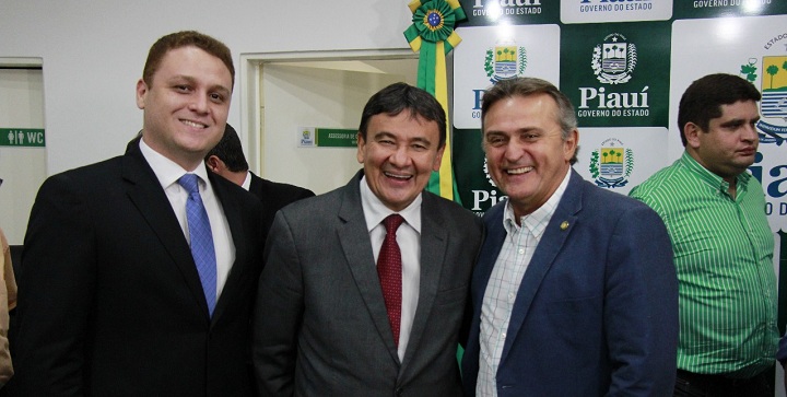 Vereadores Venâncio Cardoso (PP) e Luiz Lobão (PMDB) com o governador Wellington Dias (PT)