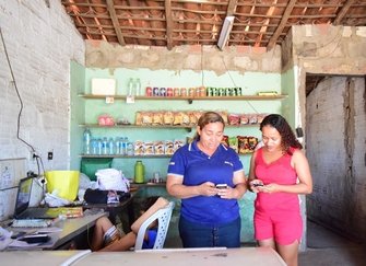 Dona Cipriana da Silva e a família na Rodoviária Popular