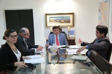 Governador trata sobre o Fertmóvel com o secretário Francisco Limma