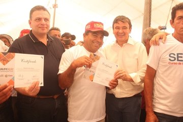 Governador Wellington Dias e o secretário Gessivaldo Isaías participam da certificação
