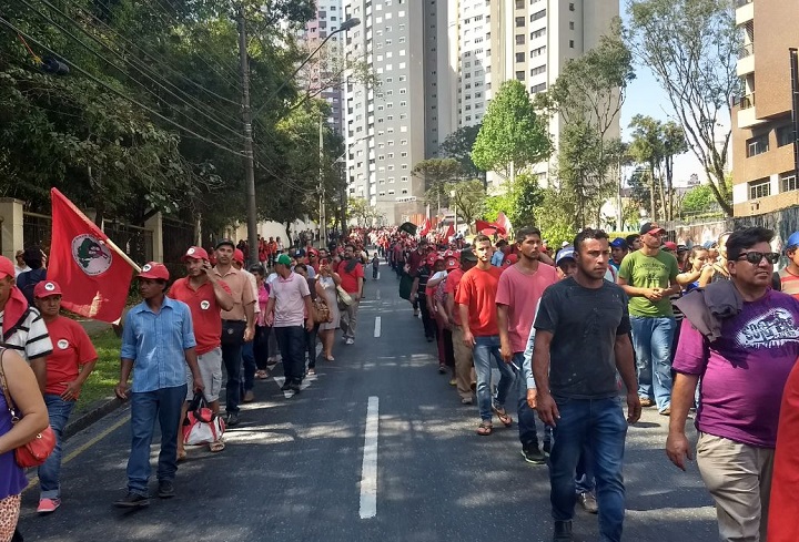 Militantes que apoiam em marcha para o Centro de Curitiba após receber lula na Justiça Federal