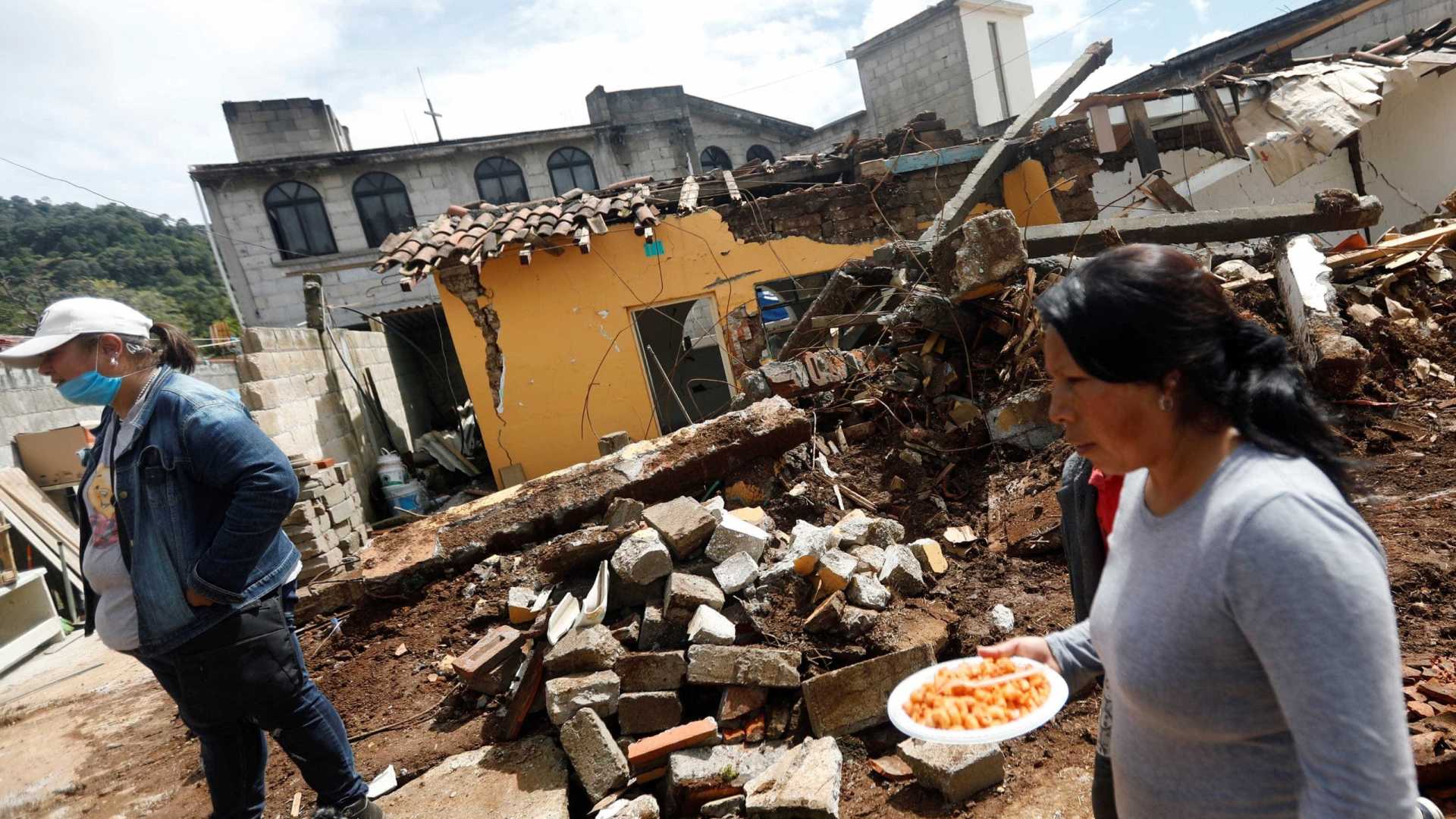 Mulher passa por escombros causado por terremoto em Tecomantlan
