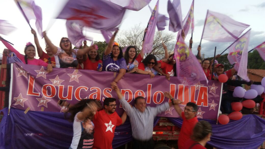 Multidão espera Lula em Teresina