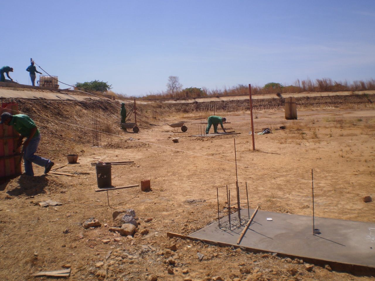 Operários trabalham na construção das lagoas de tratamento