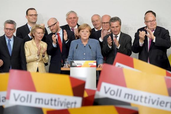 Primeira-ministra alemã, Angela Merkel, discursa após garantir quarto mandato