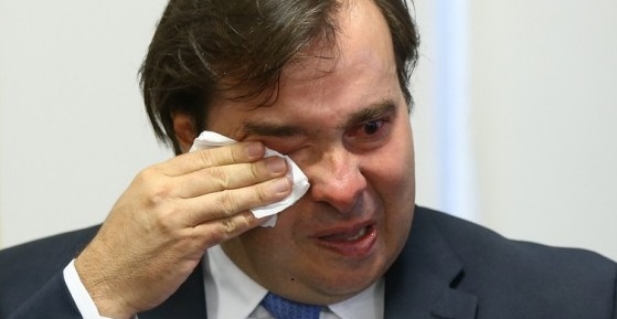 Rodrigo Maia chora ao ser aprovado socorro ao Rio de Janeiro