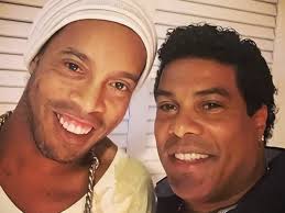Ronaldinho Gaúcho faz selfie com Roberto Assis Moreira